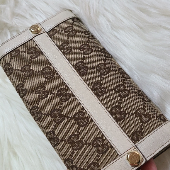 Gucci Handbags - 💯 Authentic Gucci Wallet 💕